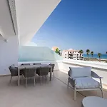 Apartup Beachfront Deluxe *
