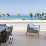 Apartup Beachfront Deluxe شقة